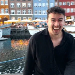Johannes lacht am Kopenhagener Kanal