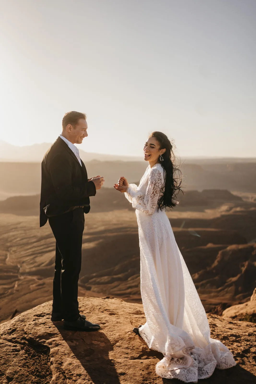 Brautpaar bei Sonnenuntergang auf einer Klippe – Destination Wedding