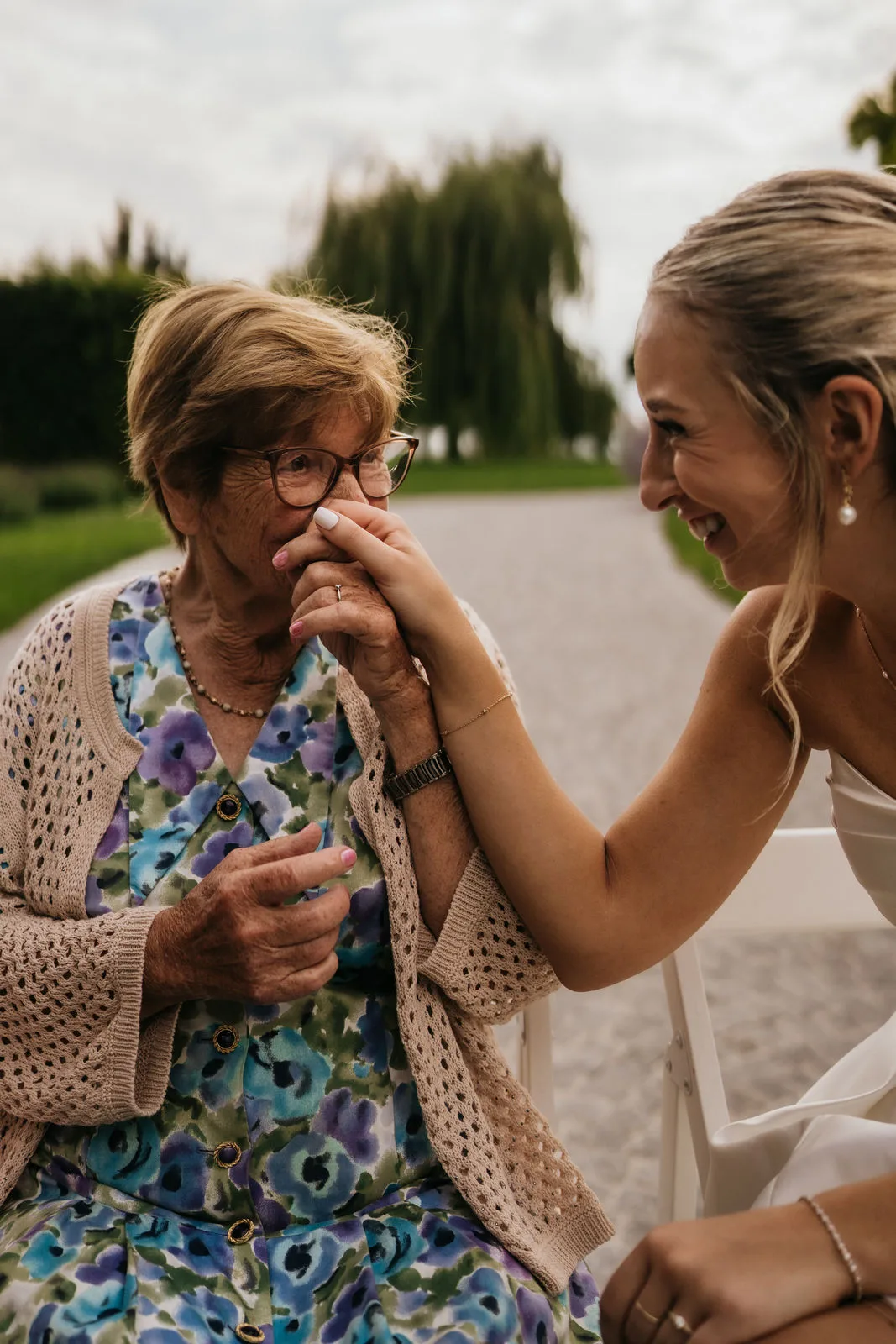 Mama der Braut mit Freudentränen