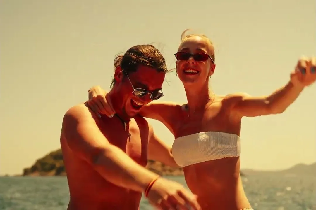 Behind the Scenes: Paar lacht auf einem Boot in der Sonne
