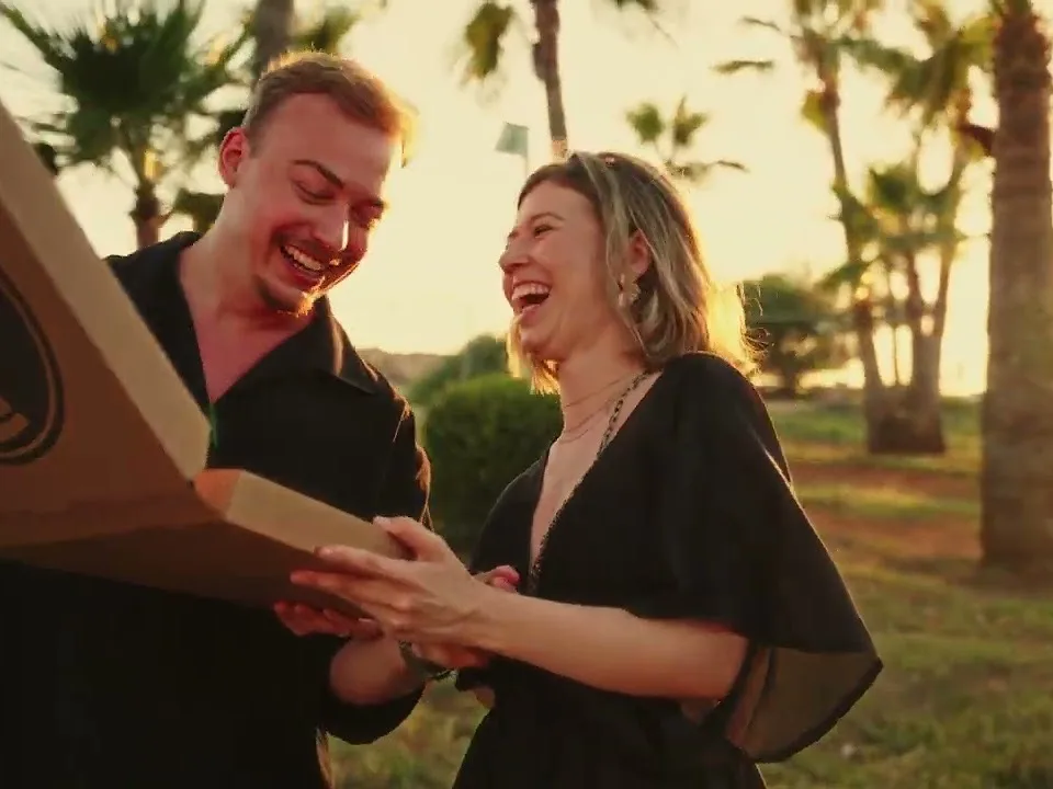 Helena & Oliver lachen unter Palmen auf Zypern